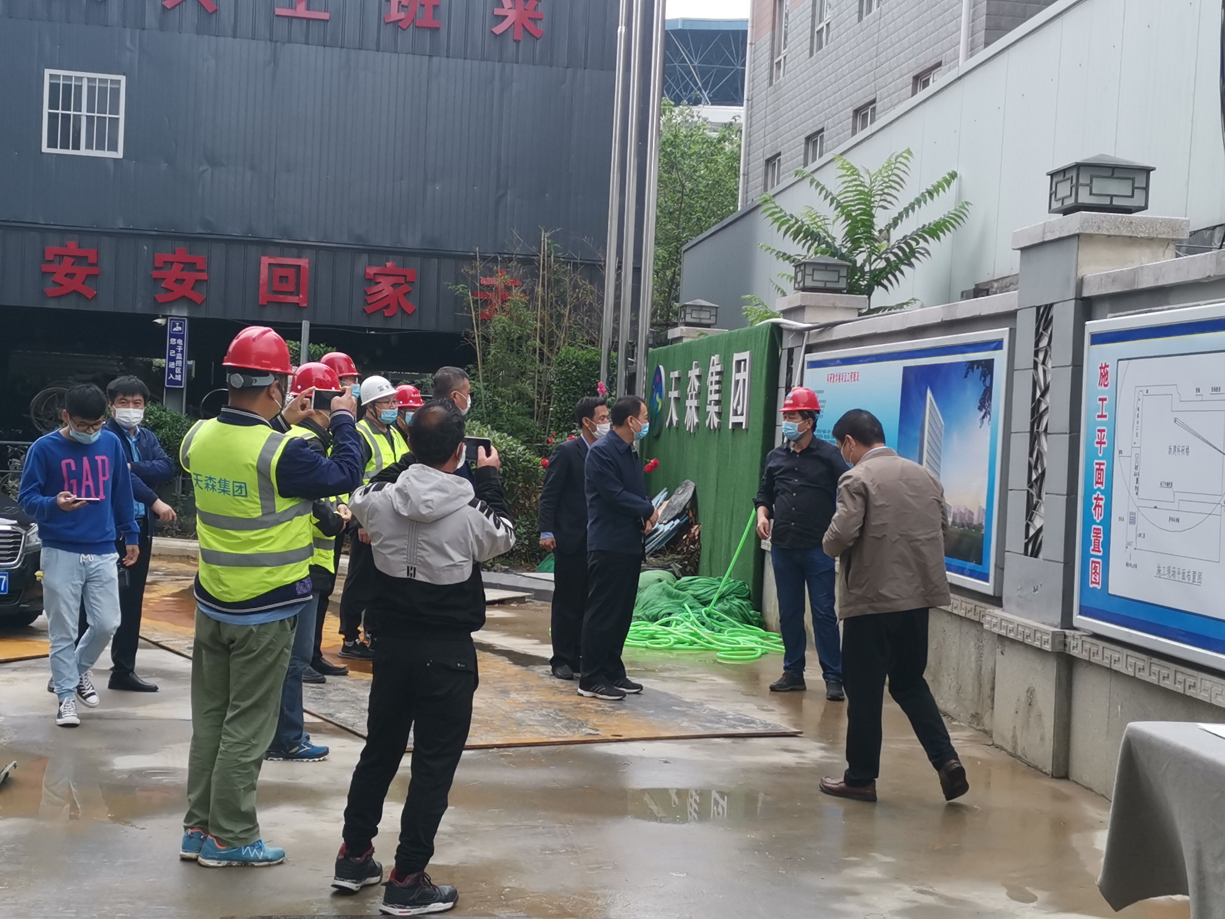 石家莊市住建局副局長韓文海至我集團河北省中醫(yī)院科研教學樓項目視察